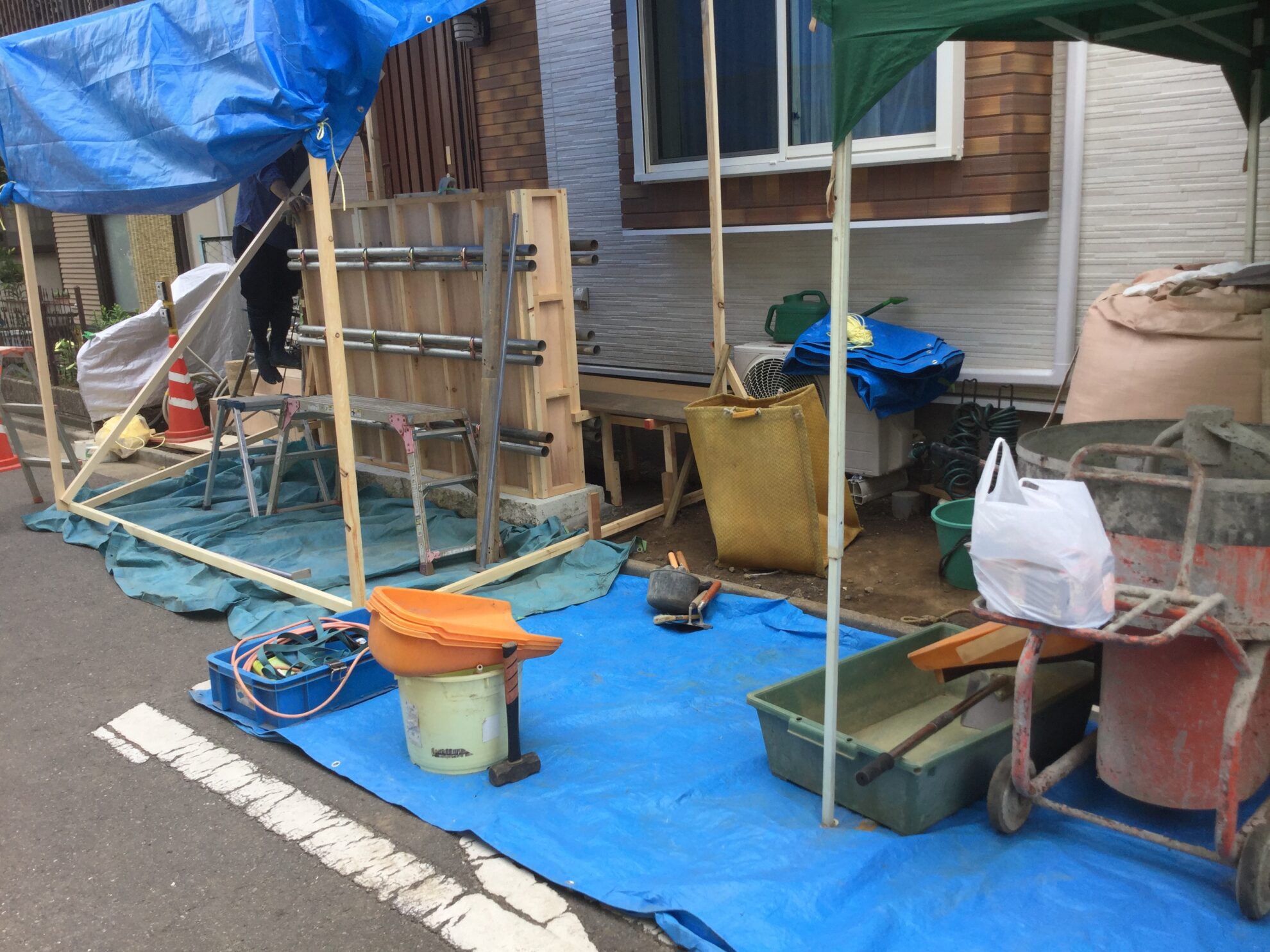 版築塀とアイアン屋根門柱の庭｜造園外構工事(埼玉県三芳町の事例)