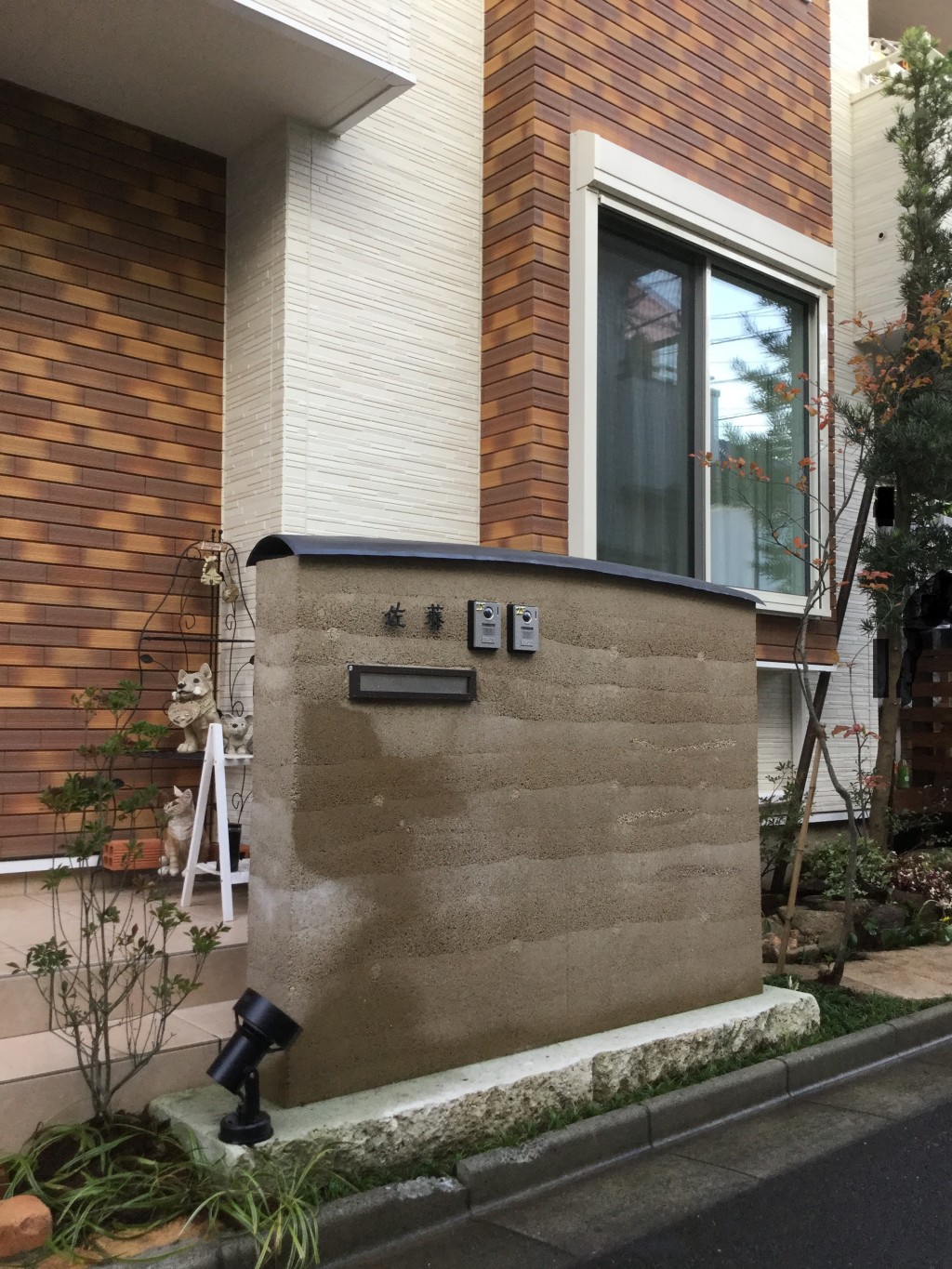 版築塀とアイアン屋根の門柱の庭　埼玉県(三芳町)-3